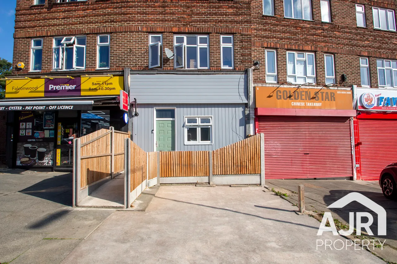 Lingfield Crescent, London, SE9, photo 2