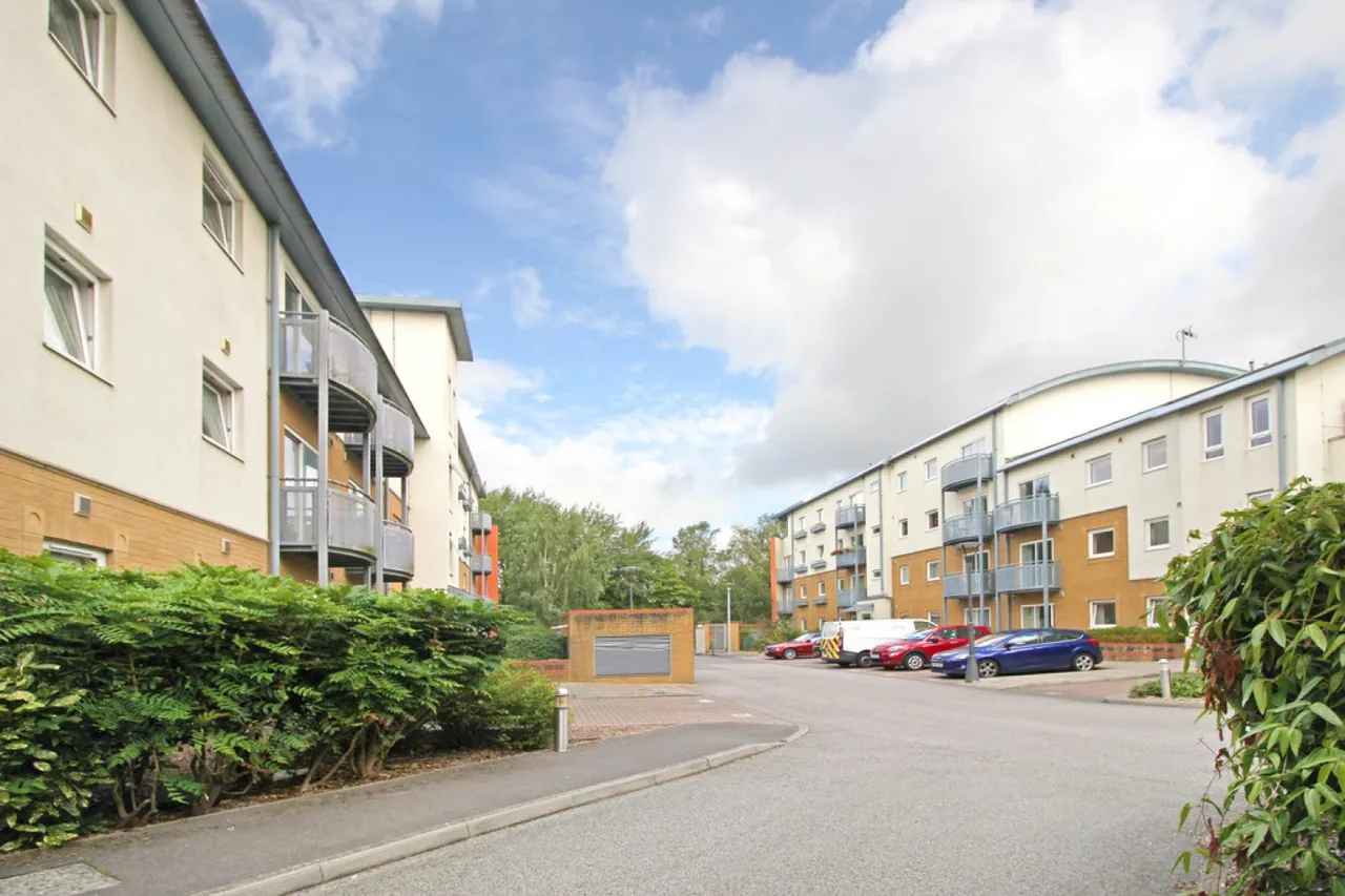 2 bed flat to rent, Pound Hill, Crawley, RH10