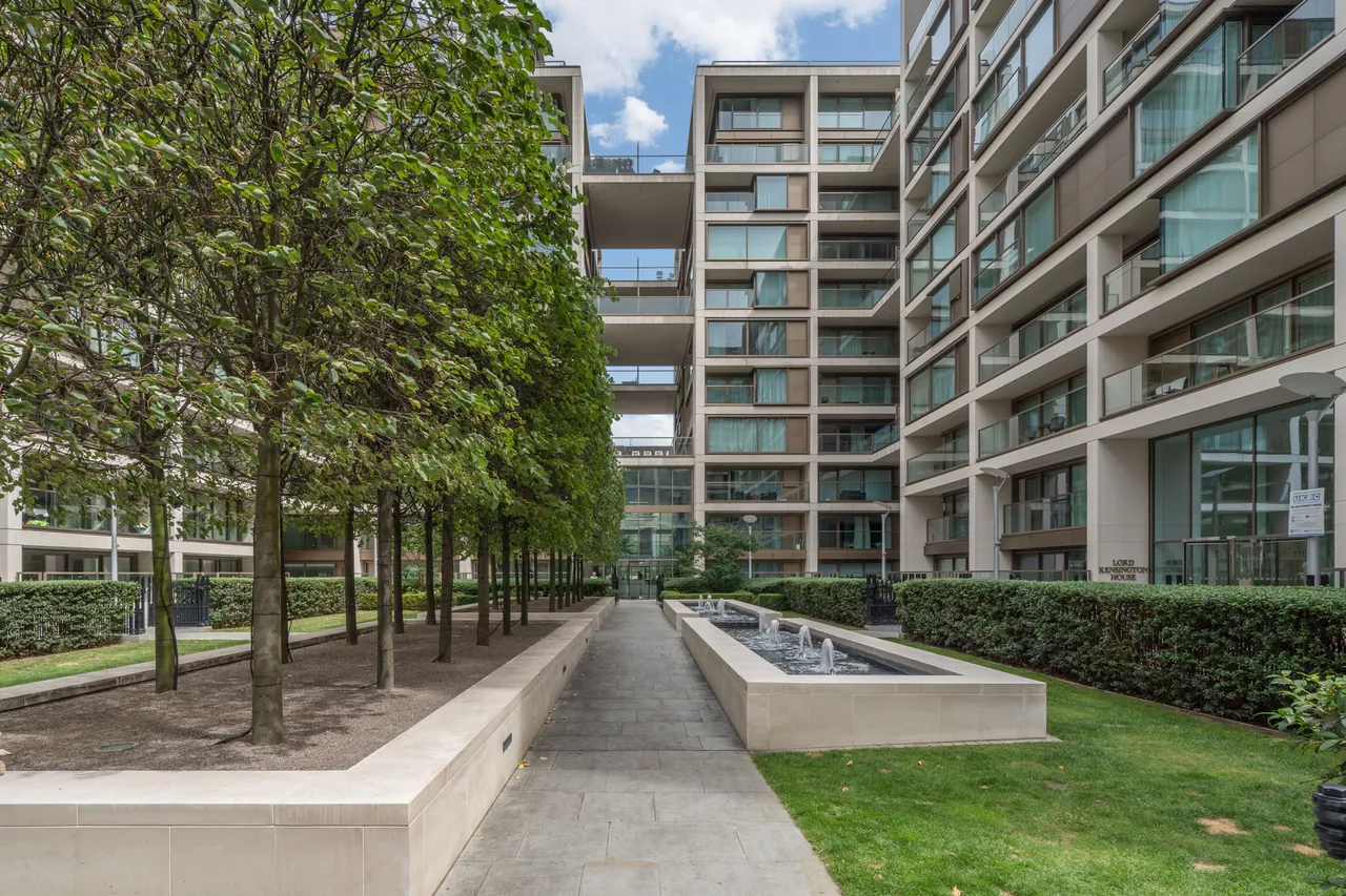 2 bed flat for sale — 56 Bridgeman House, 1 Radnor Terrace, London