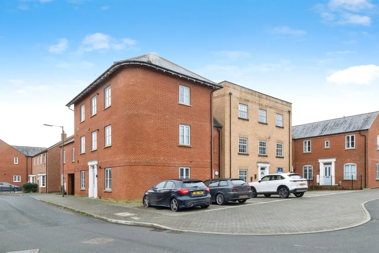 2 bed flat for sale, Needlepin Way, Buckingham, MK18
