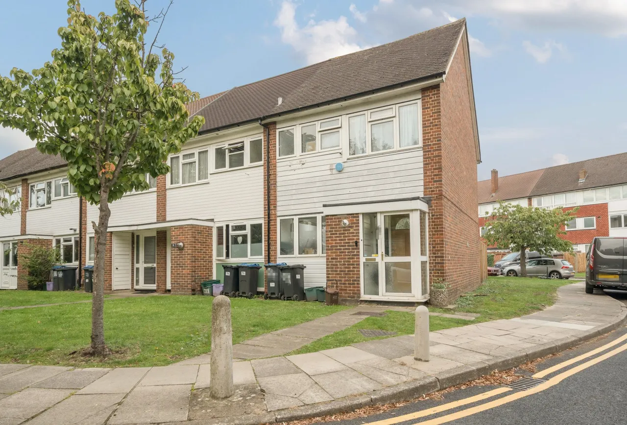 3 bed house for sale — Brookfields Avenue, Mitcham, CR4 4BT