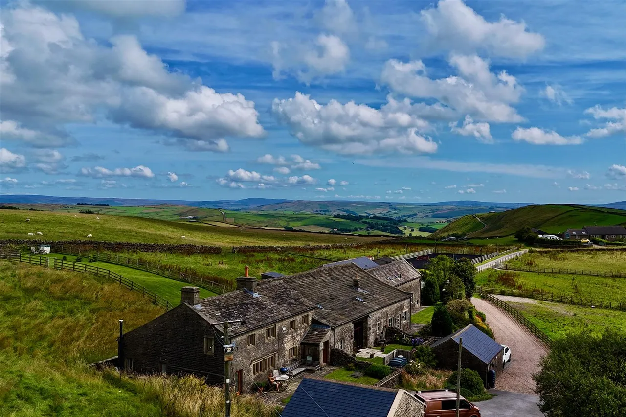 Cowling Hill, Cowling, BD22 0LL, photo 2