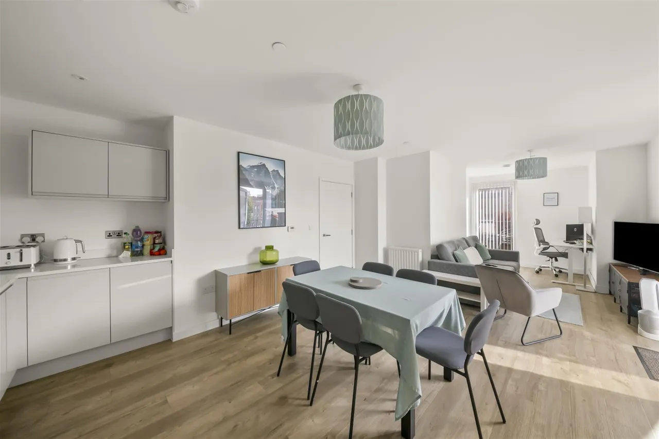3 bed flat for sale, Chailey Place, Hayes