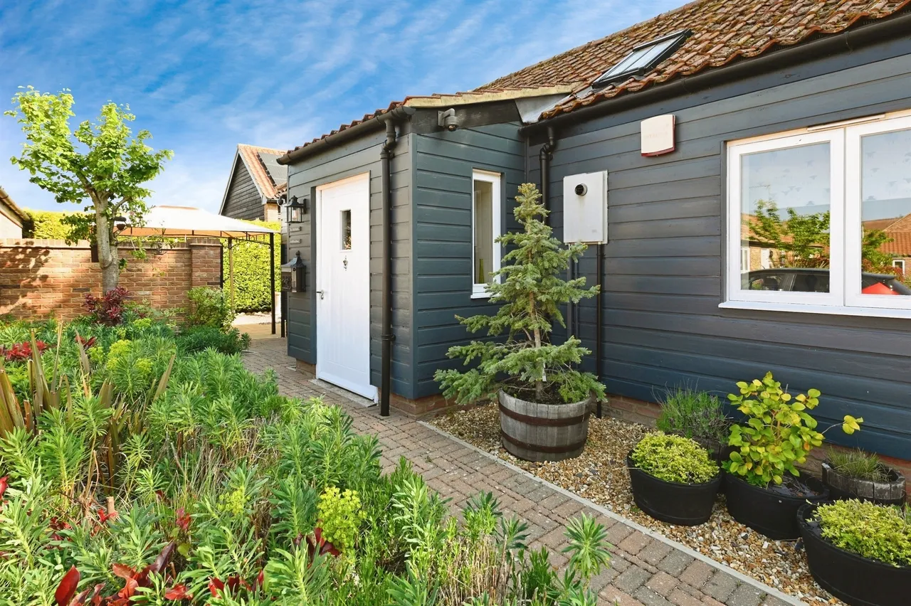 Hall Farm Road, Gayton, PE32, photo 2