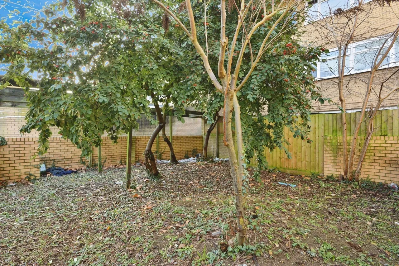 Ramsons Avenue, Conniburrow, Milton Keynes, Buckinghamshire, MK14, photo 2