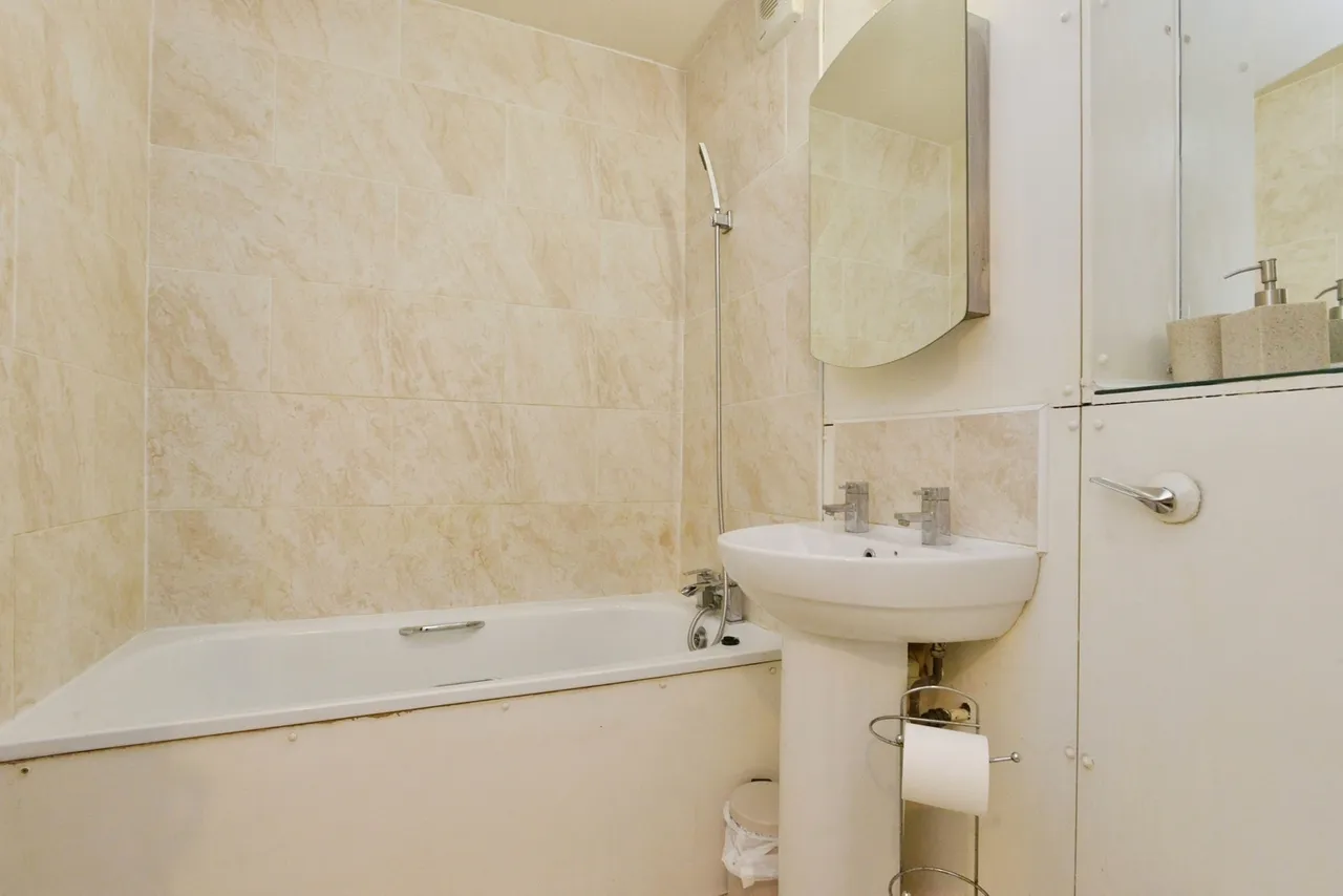 Ramsons Avenue, Conniburrow, Milton Keynes, Buckinghamshire, MK14, photo 18