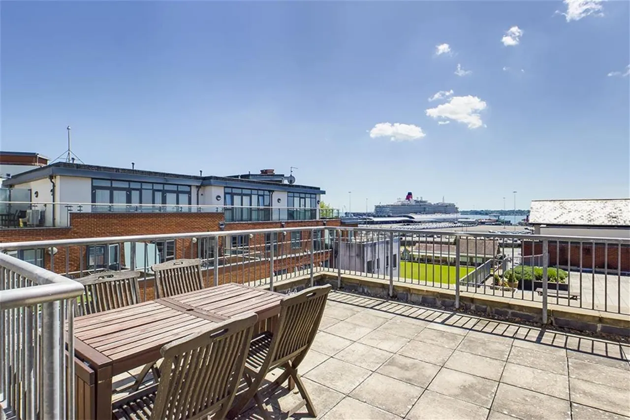 City Court, Lower Canal Walk, Southampton, photo 5