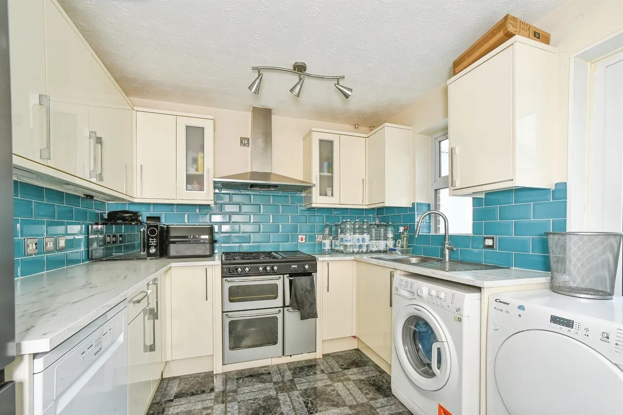 2 bed house for sale — Bergman Close, Swindon