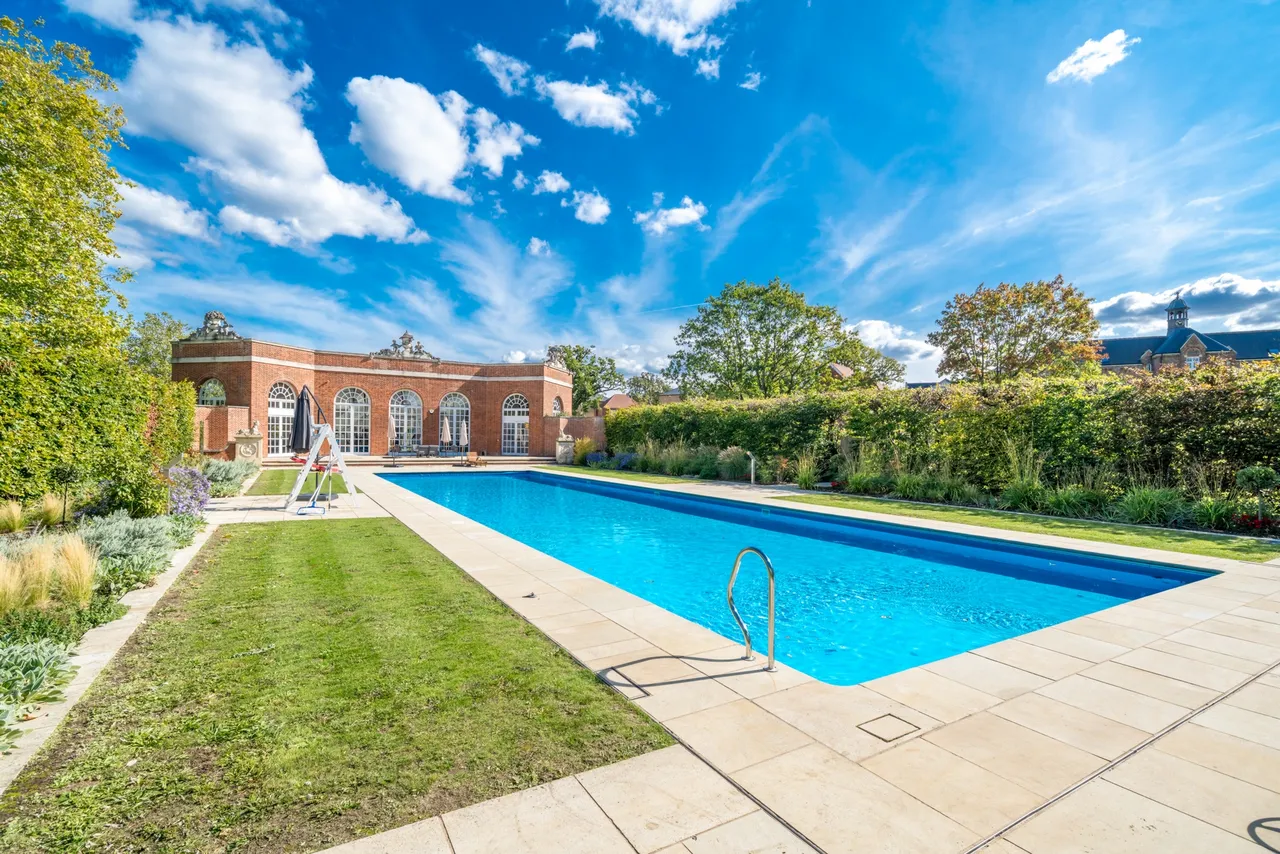 5 bed house for sale, Chaplin Drive, Barnet, EN4