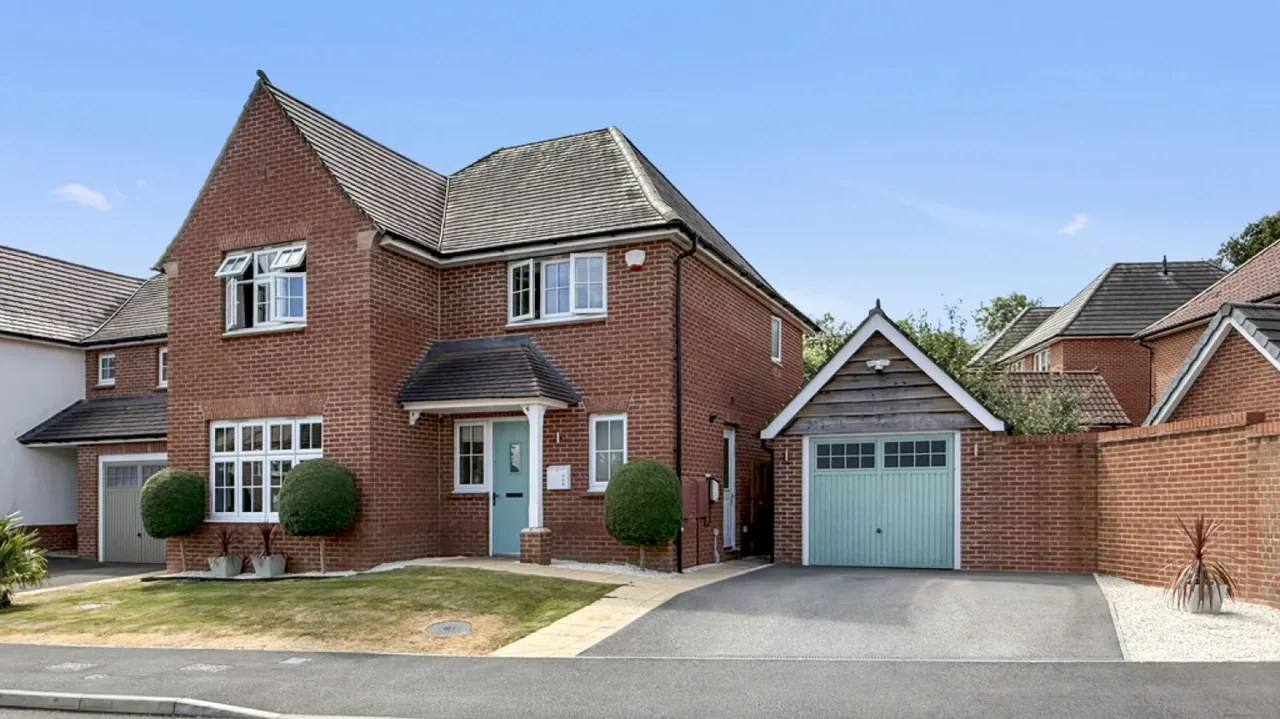 4 bed house for sale — St Andrews Road, Warminster