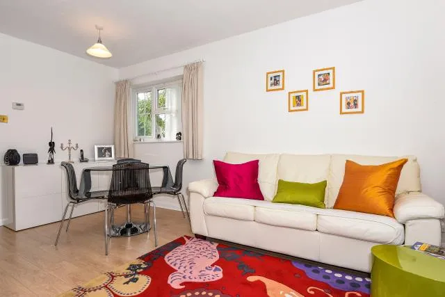 Irvine Place, Virginia Water, GU25, photo 5