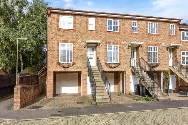 2 bed house to rent, Irvine Place, Virginia Water, GU25