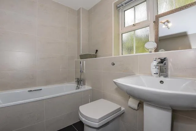 Irvine Place, Virginia Water, GU25, photo 8