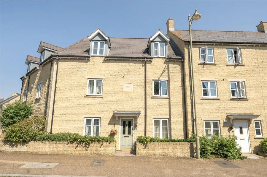 4 bed house for sale, Elmhurst Way, Carterton, OX18