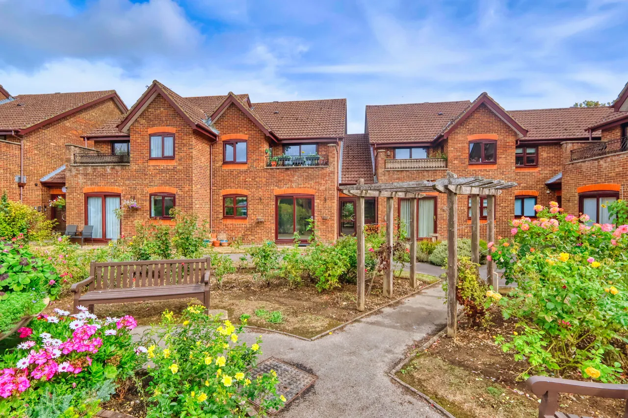 2 bed flat for sale, Old School Close, High Wycombe, HP14