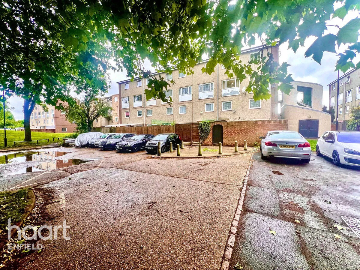 3 bed flat for sale, Agricola Place, Enfield, EN1