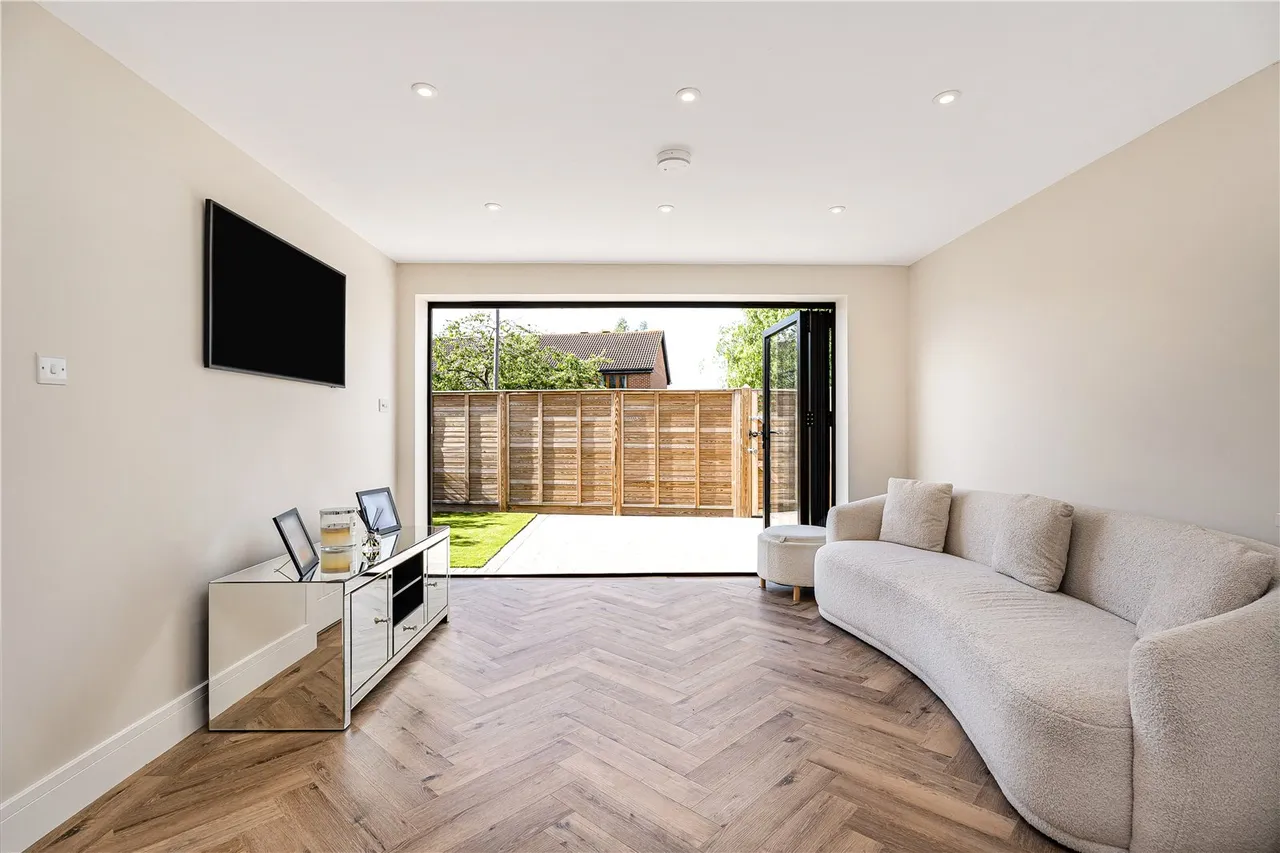 Clarence Street, Egham, TW20, photo 2