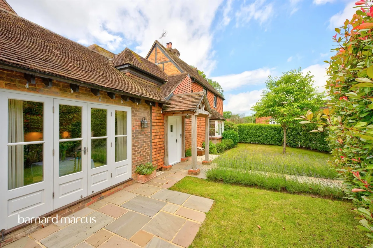 6 bed house for sale — Kings Arms Court, Ockley, Dorking