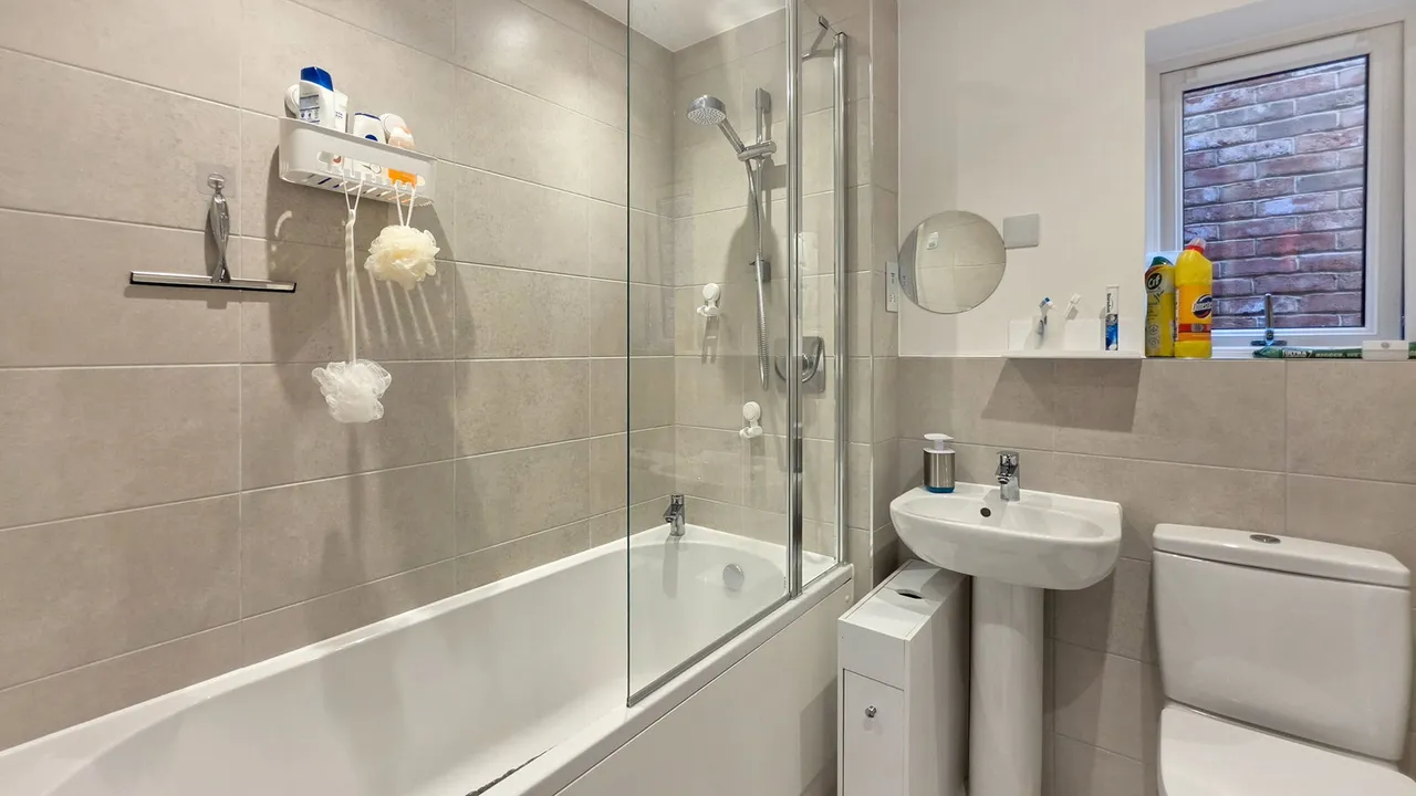 Severn Bore Close, Newnham-on-Severn, GL14, photo 8