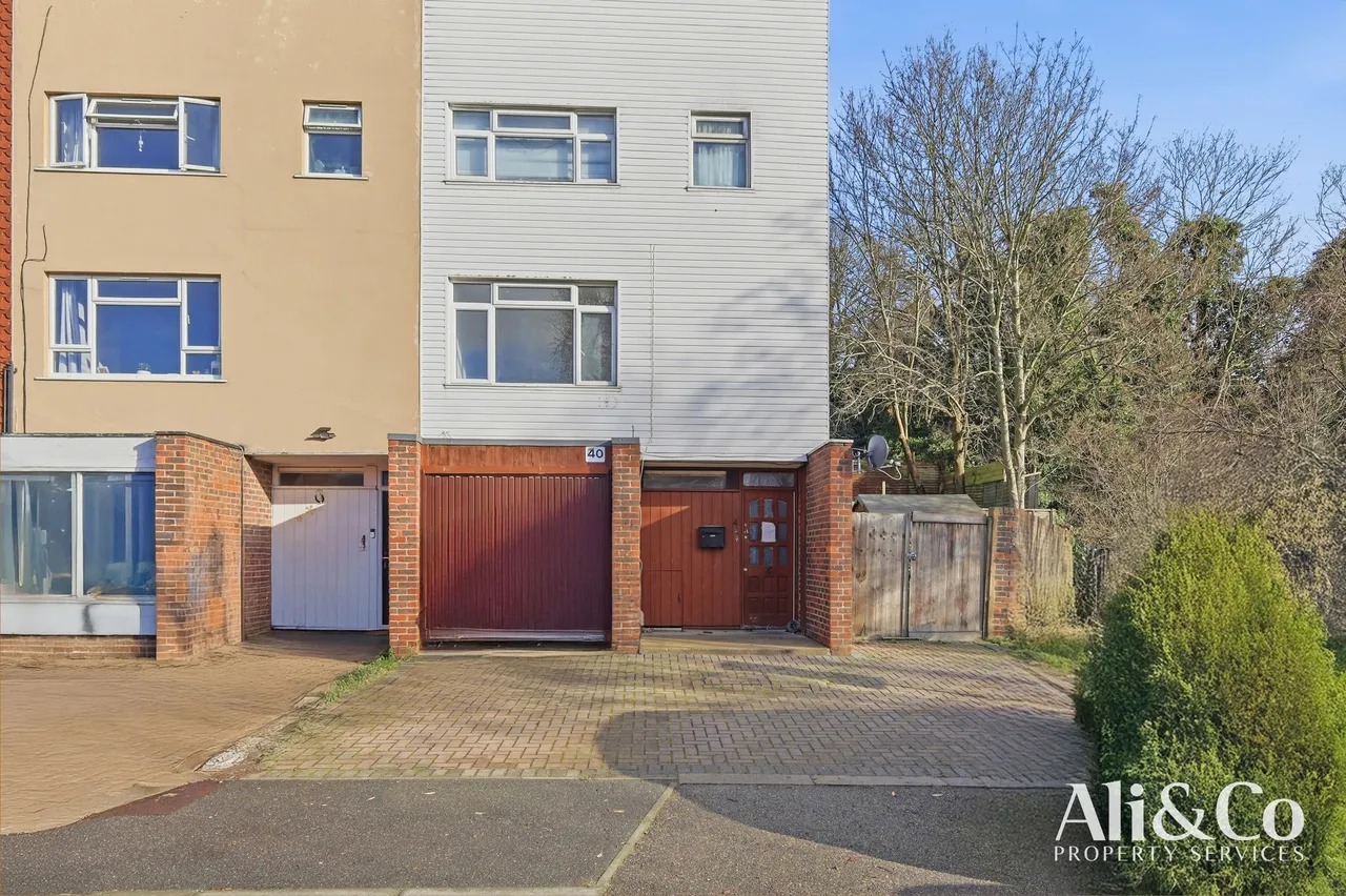 3 bed house for sale — Boscombe Avenue, Grays, Essex, RM17 6DU