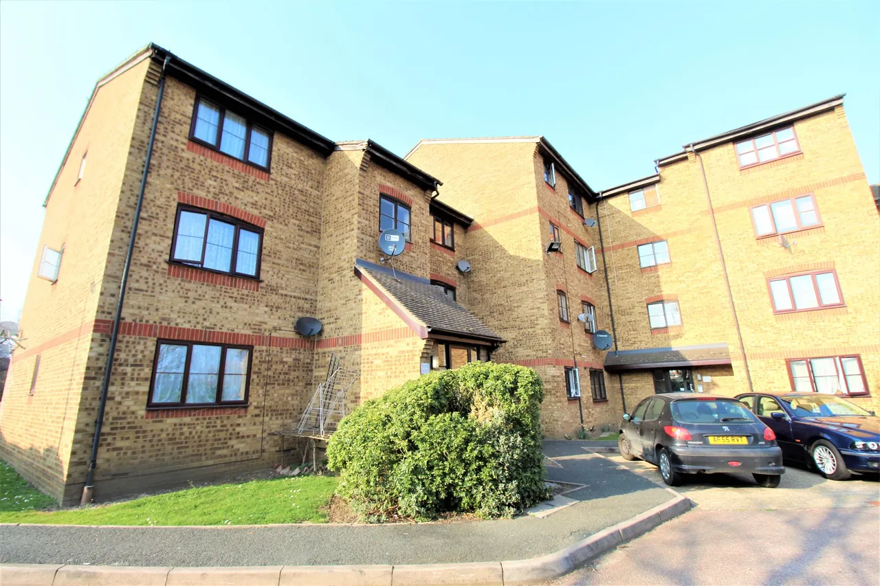 1 bed flat for sale — Falcon Avenue, Grays, Essex, RM17 6SF