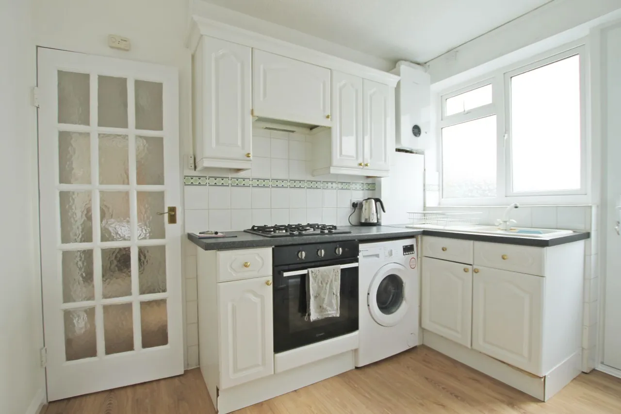 2 bed flat to rent, Barnes End, New Malden, KT3