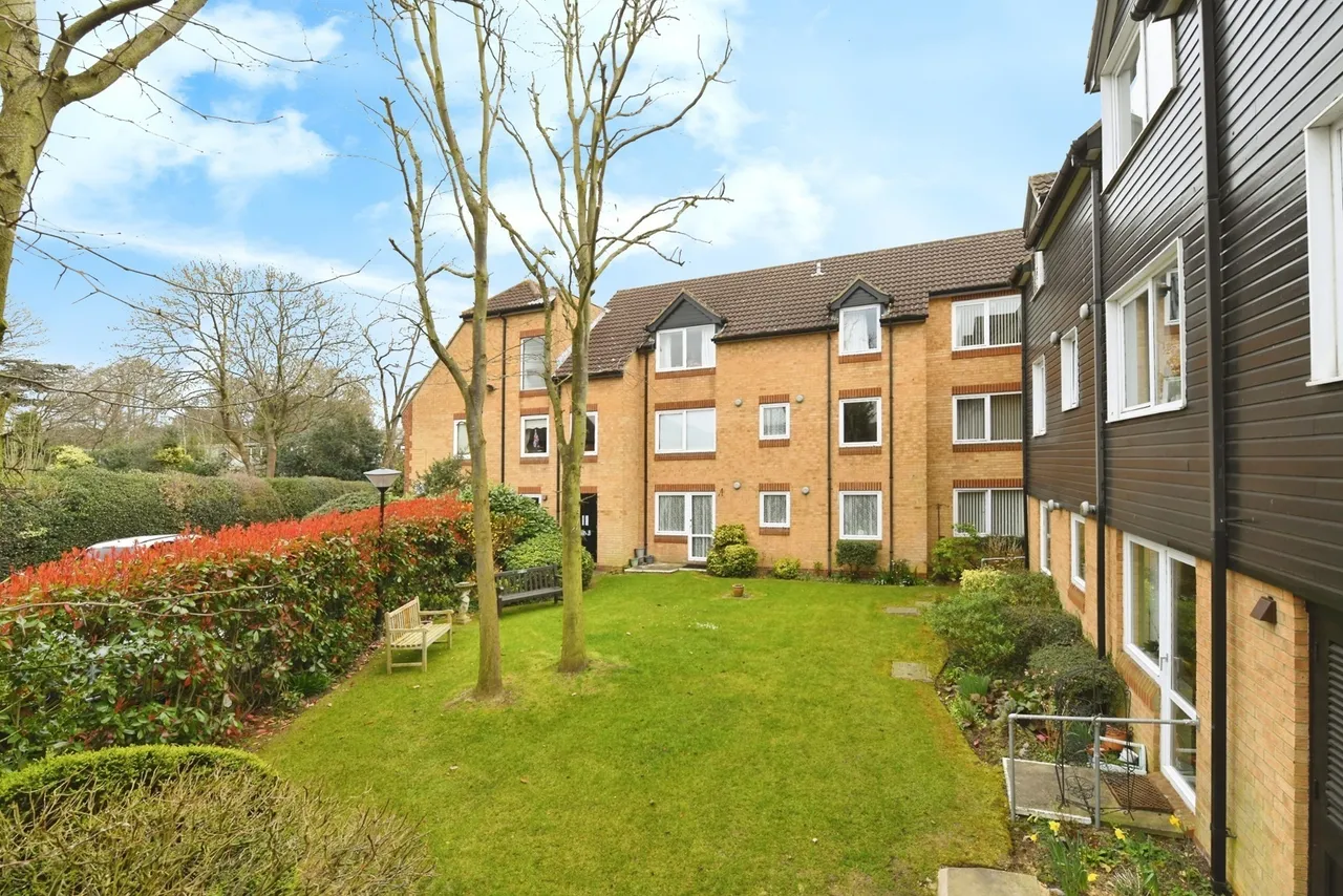 1 bed flat for sale — Sawyers Hall Lane, Brentwood, Essex, CM15