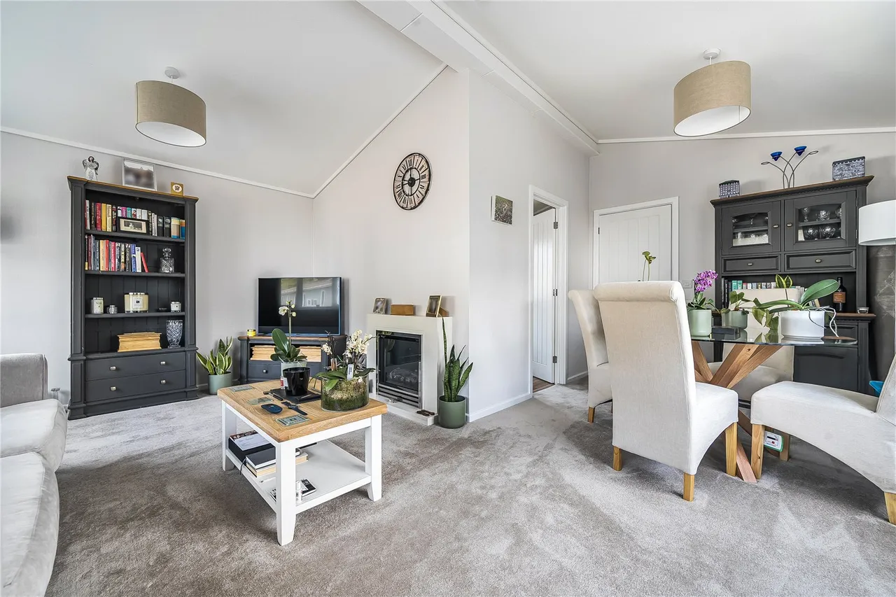 Hogmoor Road, Whitehill, Bordon, Hampshire, GU35 9GJ, photo 2