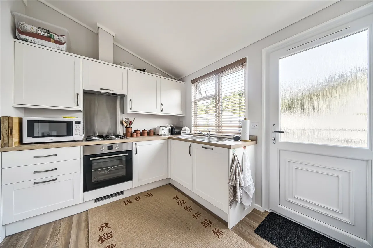 Hogmoor Road, Whitehill, Bordon, Hampshire, GU35 9GJ, photo 3