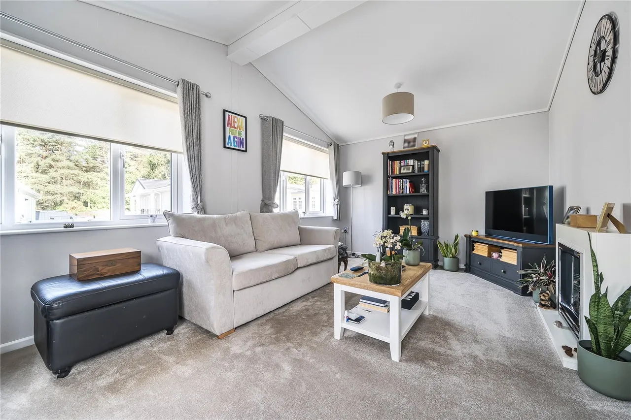 Hogmoor Road, Whitehill, Bordon, Hampshire, GU35 9GJ, photo 6
