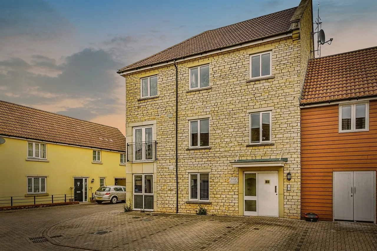 2 bed flat for sale — Garston Mead, Frome