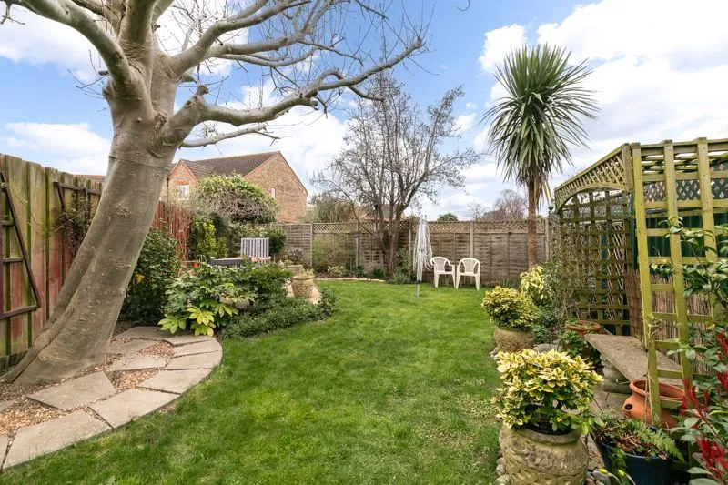Garden Road, Walton-On-Thames KT12 2HQ, photo 2