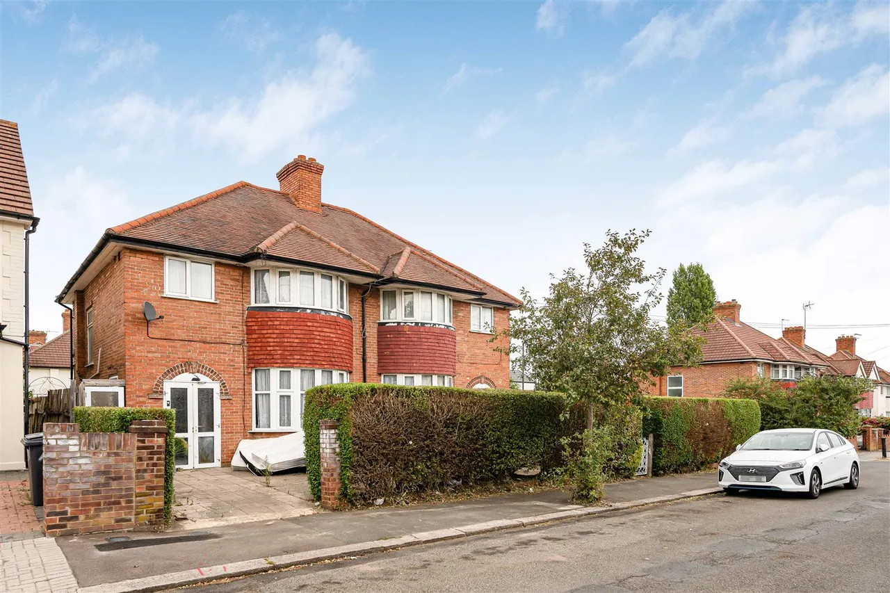3 bed house for sale, Medway Gardens, Wembley, HA0