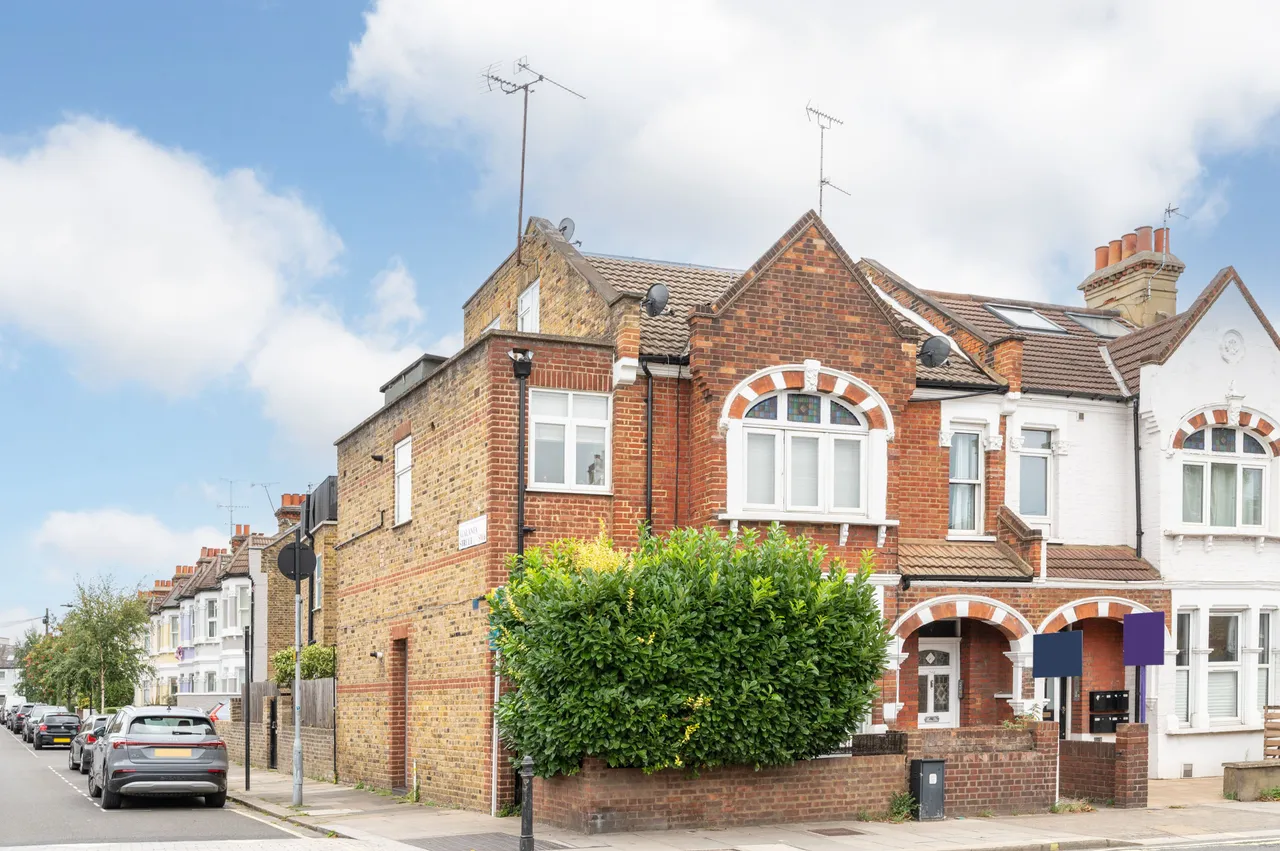 1 bed flat to rent — Flat 1, 241 Fulham Palace Road, London