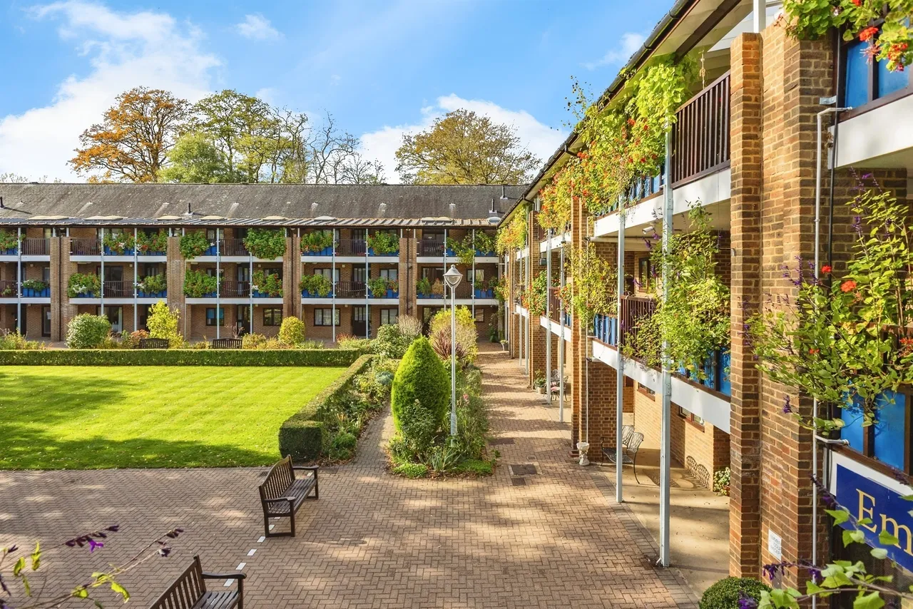 Emmbrook Court, Reading, RG6, photo 2