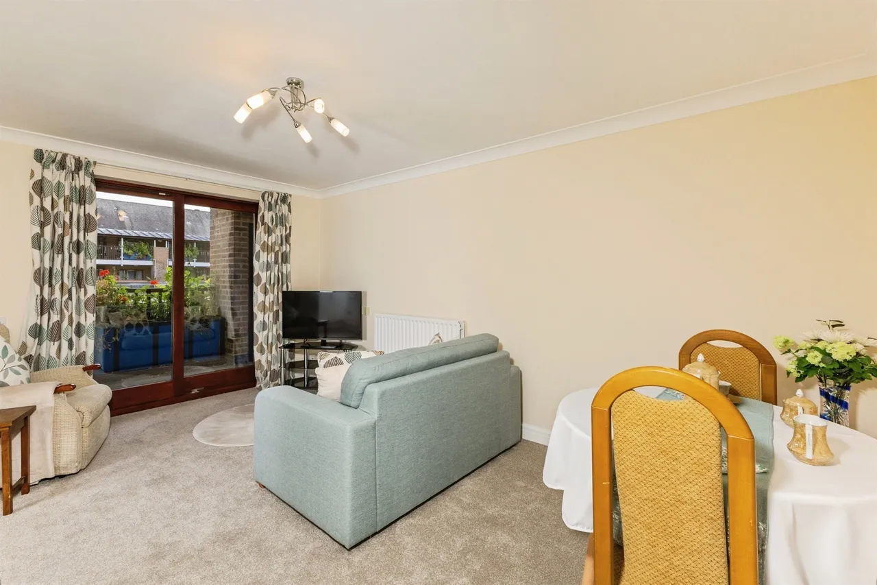 Emmbrook Court, Reading, RG6, photo 8