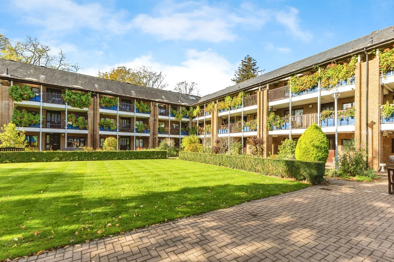 Emmbrook Court, Reading, RG6, photo 16