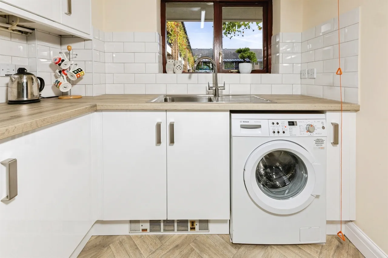 Emmbrook Court, Reading, RG6, photo 3