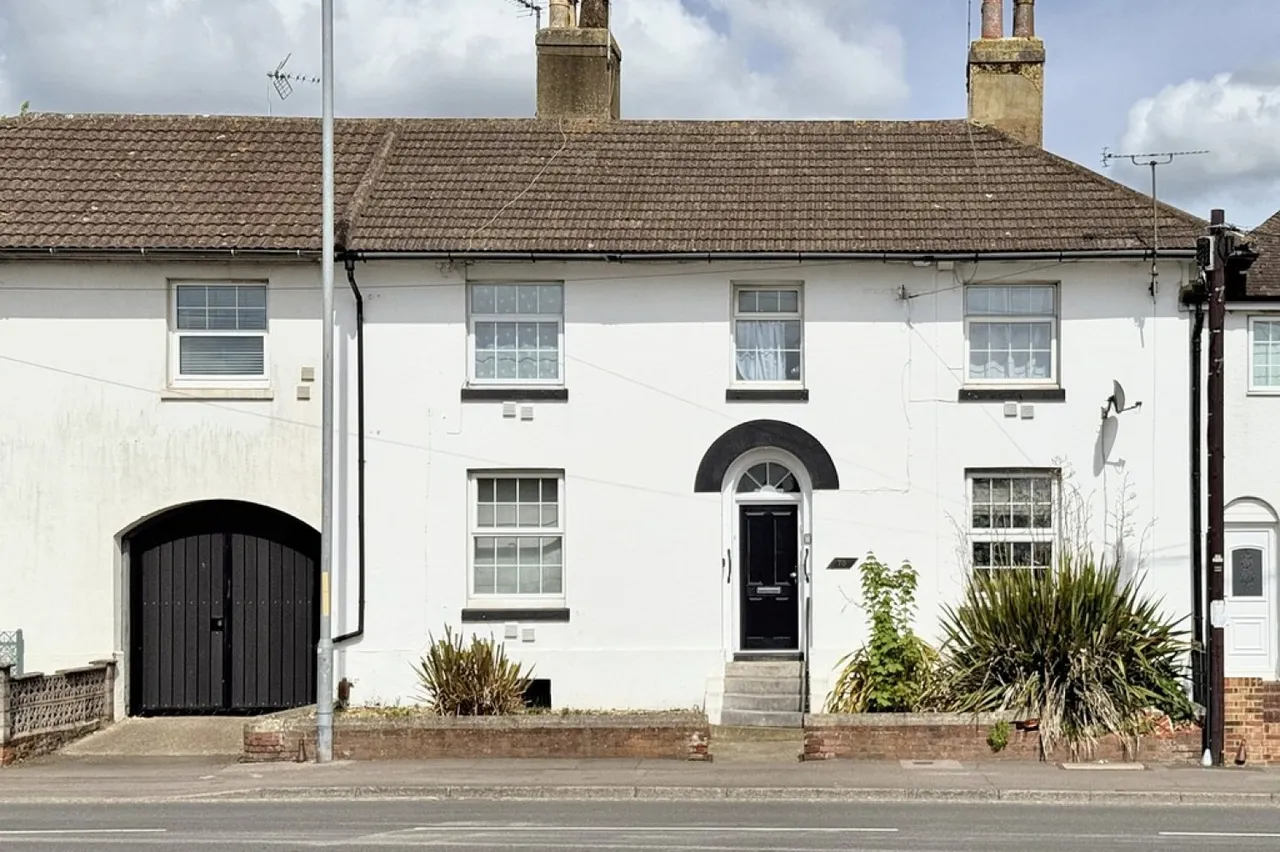1 bed flat to rent — New Street, Ashford