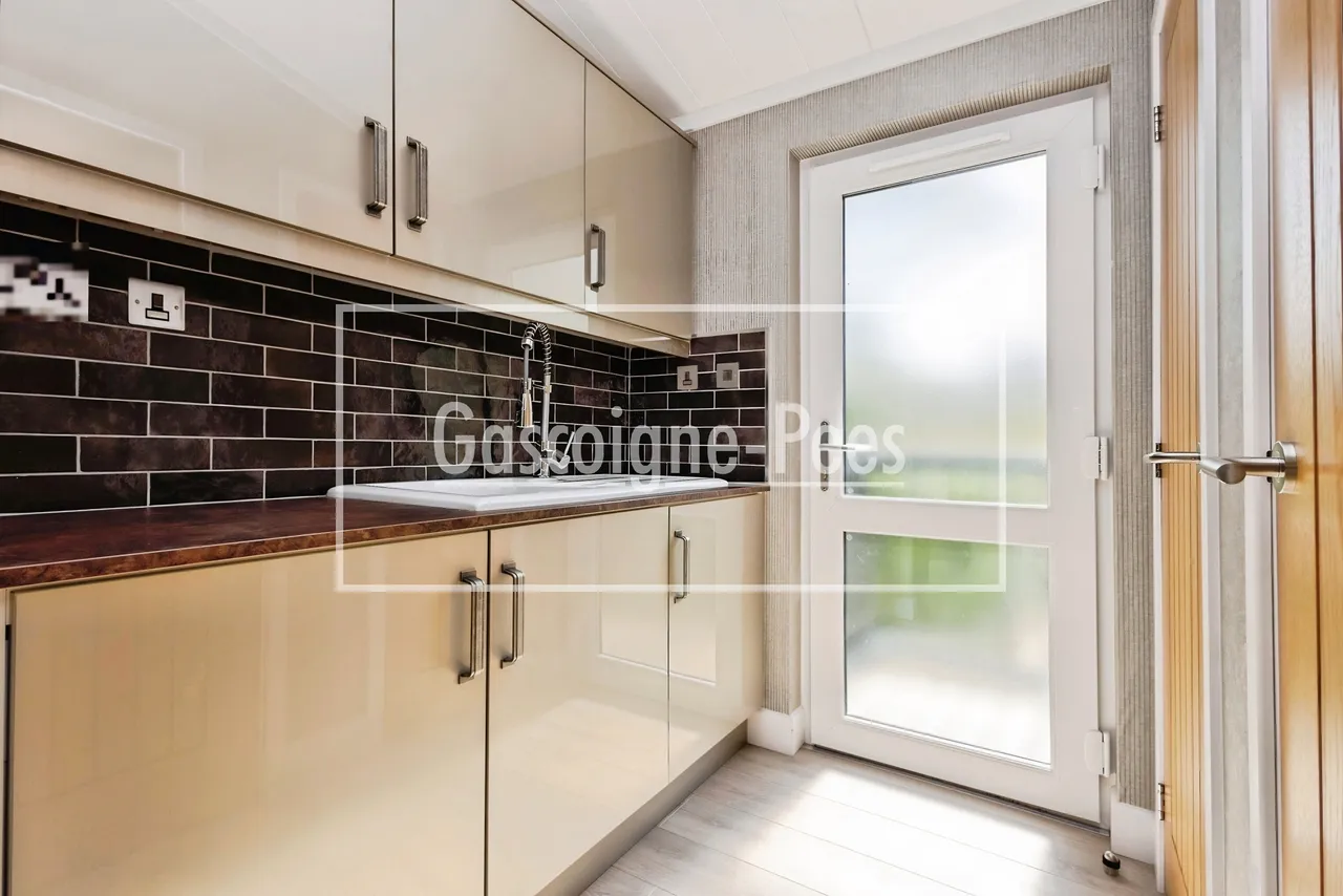 Portsmouth Road, Thursley, GU8, photo 6