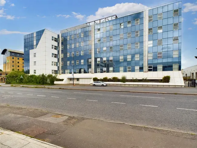 2 bed flat for sale — London Road, Lowfield Heath