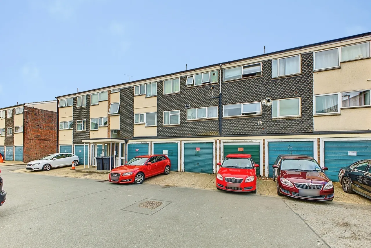 3 bed flat for sale, Cliftonville Court, Northampton, NN1