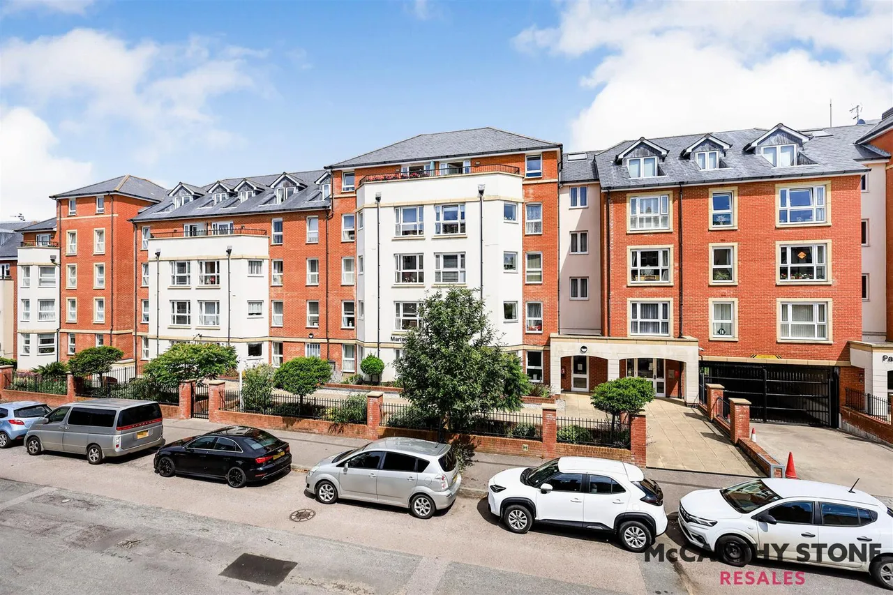 1 bed flat for sale, Jevington Gardens, Eastbourne, BN21