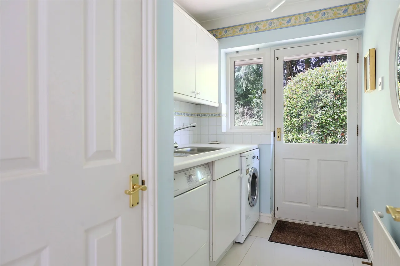 Glenheadon Close, Leatherhead, KT22, photo 11