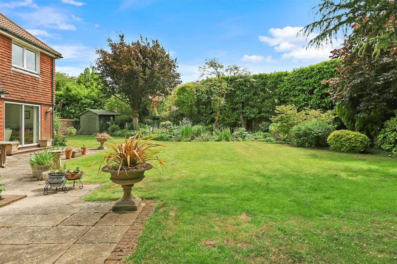 Glenheadon Close, Leatherhead, KT22, photo 2