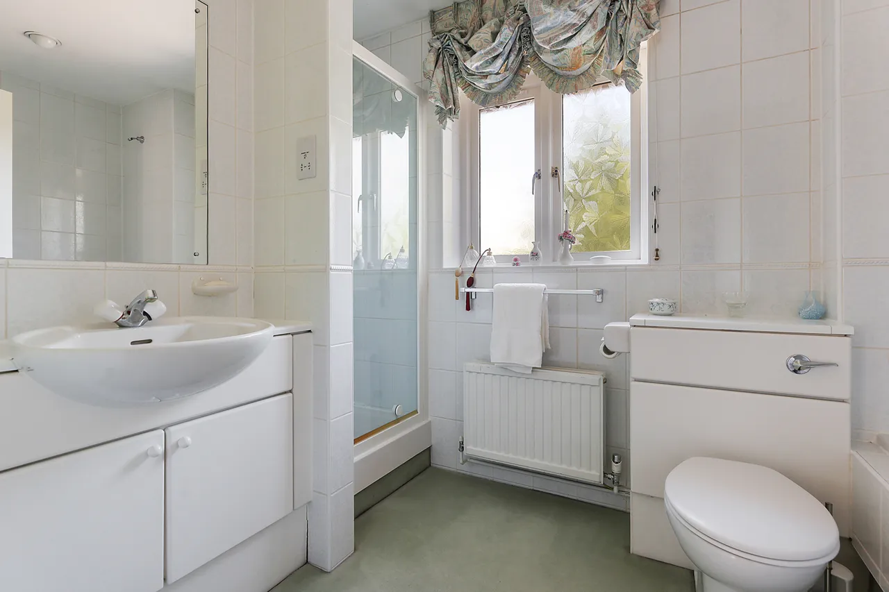 Glenheadon Close, Leatherhead, KT22, photo 20