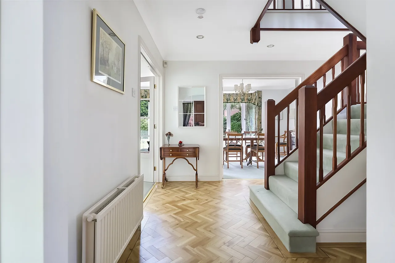 Glenheadon Close, Leatherhead, KT22, photo 12
