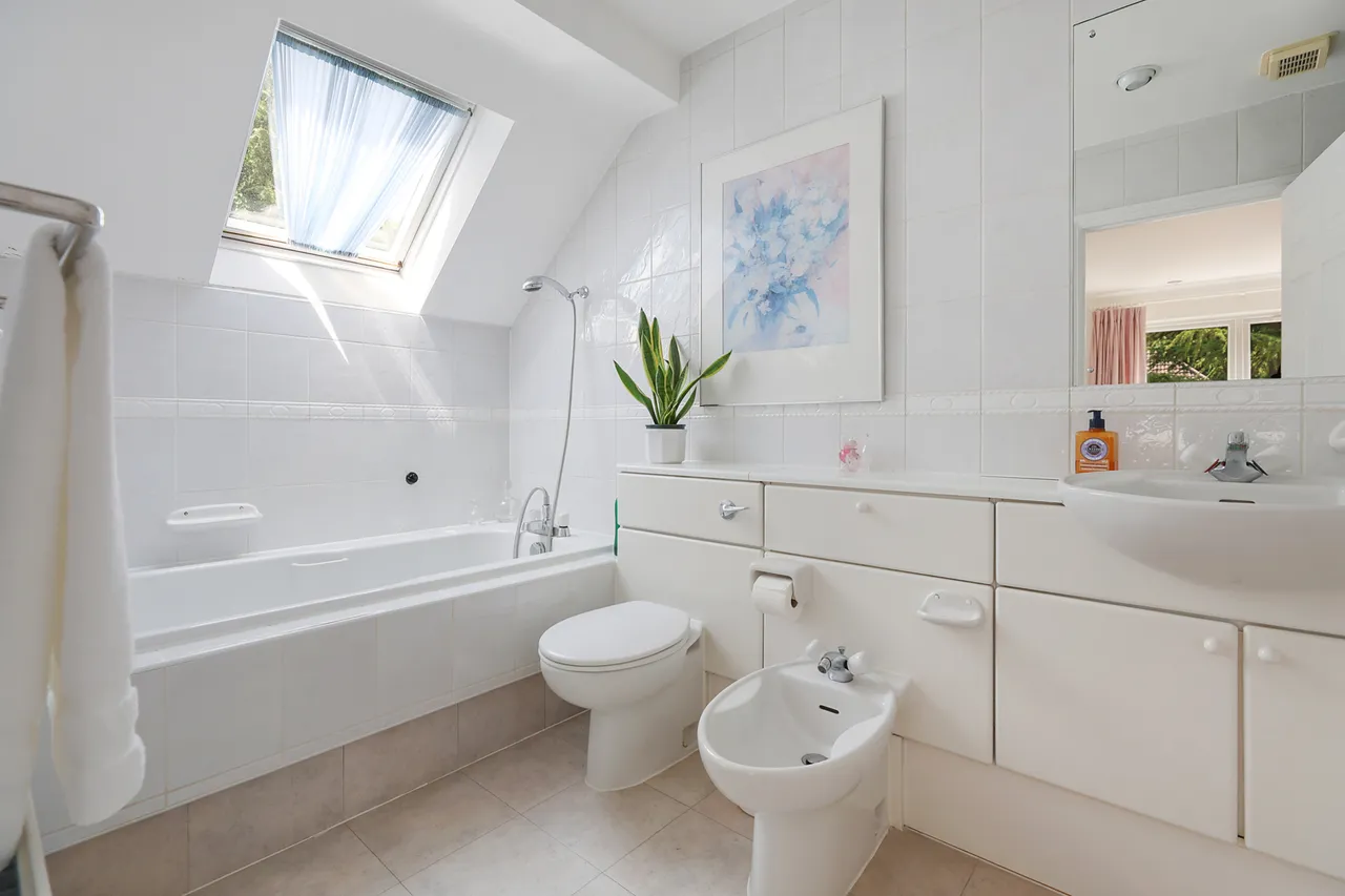 Glenheadon Close, Leatherhead, KT22, photo 17