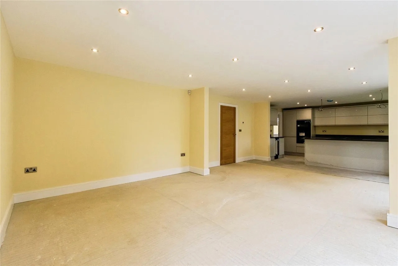 Manor Court, Horbury, Wakefield, WF4, photo 6