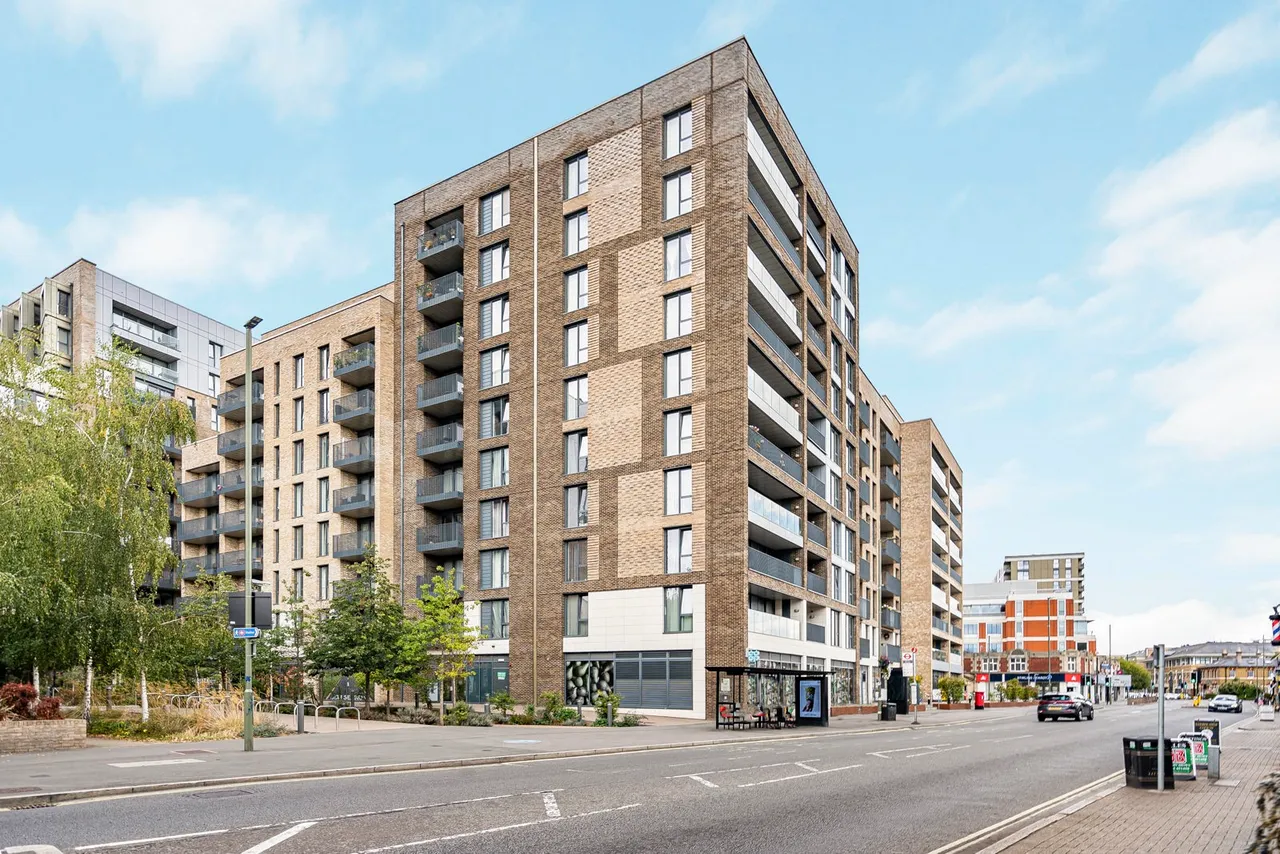 2 bed flat for sale, High Street, Staines-upon-Thames, TW18